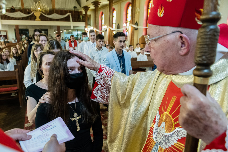 Młodzież naszej parafii przyjęła sakrament bierzmowania (foto)